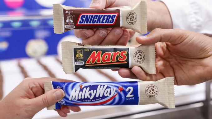 Snickers and Mars Bars will switch to recyclable packaging by 2025