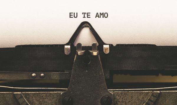 Writing is a declaration of love for the Portuguese language.