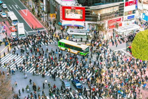 Crossing Shibuya je jedním z nejrušnějších přechodů na světě. *