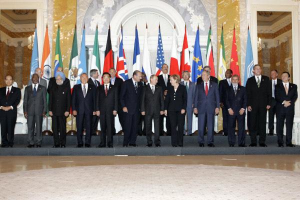 Verdensledere, blandt medlemmer og gæster, ved G8-topmødet, der blev afholdt i Sankt Petersborg, Rusland, i 2006. [3]