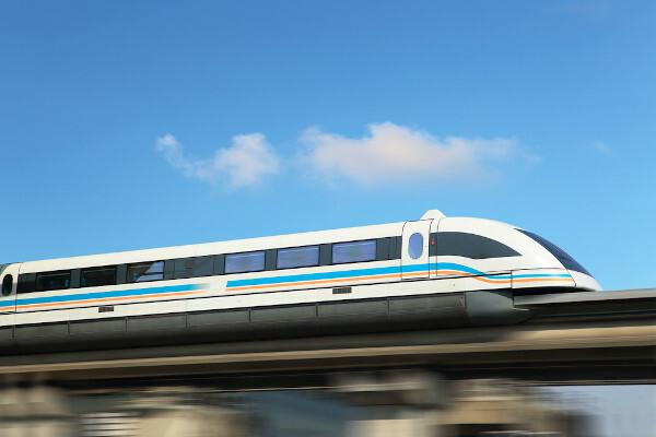 Maglev vlak, v Šanghaju na Kitajskem, vlak, ki ima v svoji sestavi bizmut zaradi svoje diamagnetne lastnosti.