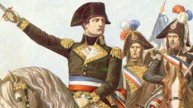Napoleons Bonaparts, uzkāpis uz sava baltā zirga un divu virsnieku pavadībā, paceļ zobenu