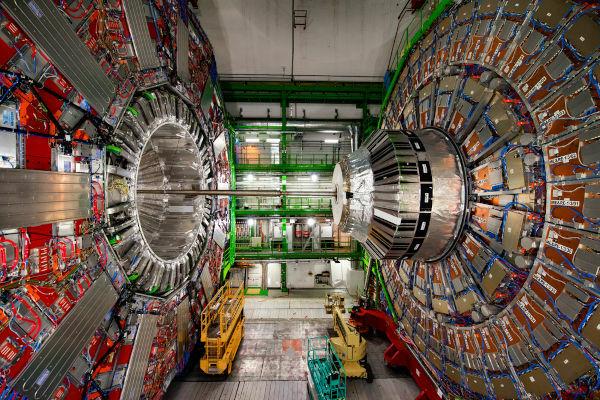 في الصورة ، واحدة من التجارب التي أجريت في أكبر معجل للجسيمات في العالم ، LHC.