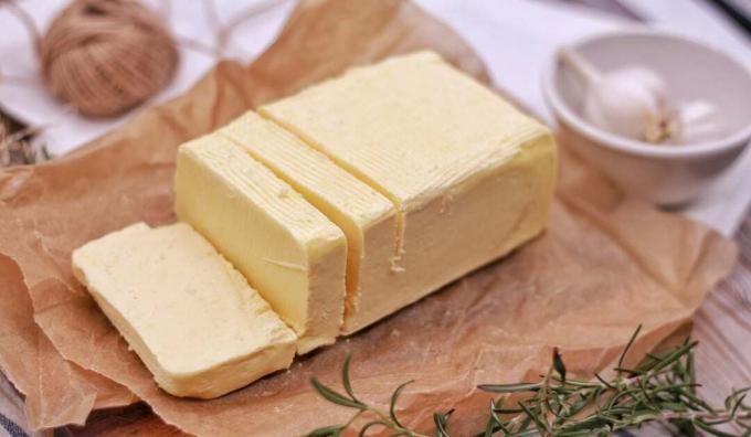 バター vs. マーガリン: より健康的な選択肢はどれですか? 調べる！