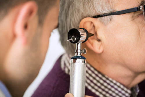 Pravidelné lékařské prohlídky jsou nezbytné, aby se zabránilo vážným komplikacím sluchu