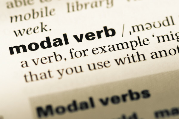 Can, may, may, must, must sono alcuni esempi di verbi modali.