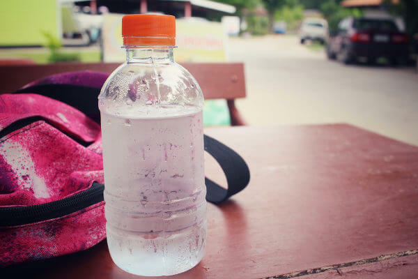 Zorgen voor hydratatie is essentieel, maar het delen van flessen kan gevaarlijk zijn.