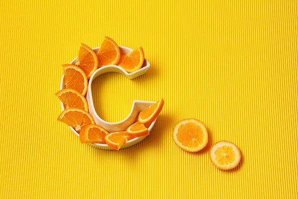 ויטמין C נמצא, למשל, בפירות הדר כמו תפוזים.