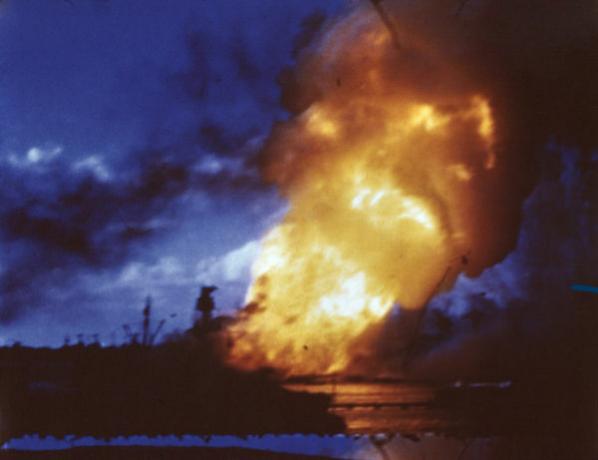 Дигитално обојена слика јапанског напада на америчку поморску базу у Перл Харбору у децембру 1940.