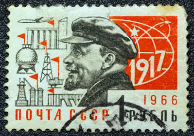 Lenin toetas Vene töötajate väljatöötatud töötajate kontrolli kui viisi, kuidas säilitada nende ettepanek võimu üle võtta. *