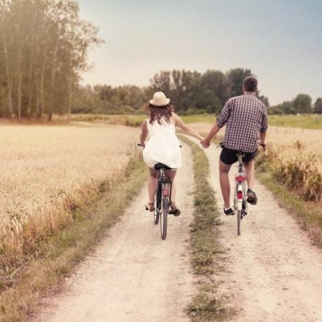 couple faisant du vélo