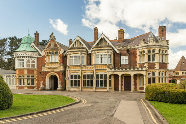 În timpul celui de-al doilea război mondial, Alan Turing a lucrat la sediul serviciilor de informații britanice, cunoscut sub numele de Bletchley Park.