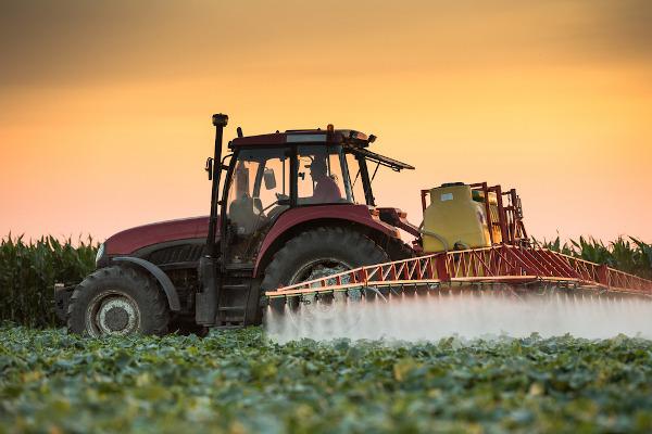 Landbruksmaskiner som sprøyter kjemiske midler. Teknologi er en av egenskapene til den grønne revolusjonen.