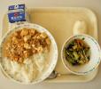 Quels aliments les étudiants japonais mangent-ils à l'heure du déjeuner ?