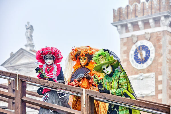В Італії епохи Відродження було поширеним проведення балів у масках під час Карнавалу.