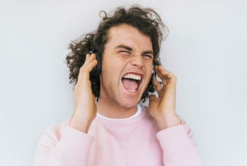 Używanie słuchawek przy bardzo dużej głośności może uszkodzić słuch.