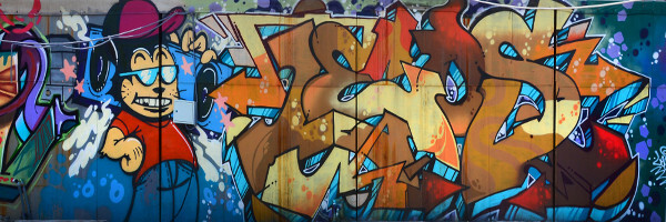 Graffiti is an example of an interesting cultural manifestation, as it has a popular character, for being outside the erudite axis, with elements of mass culture.