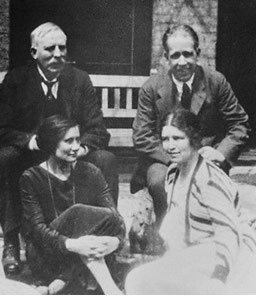 Böhr (z prawej), jego żona przed nim i u jego boku Ernest Rutherford (z lewej)