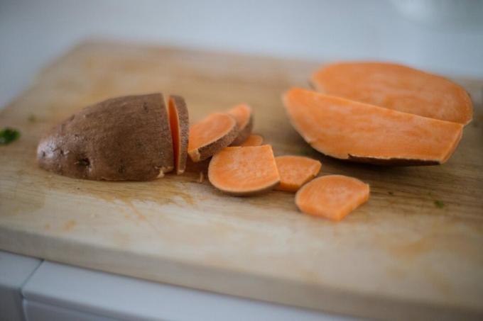 Enkelt och hälsosamt: lär dig att göra sötpotatischips i Air Fryer