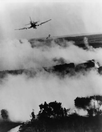 남 베트남 비행기가 1967 년 베트콩 (남 베트남 공산주의자)이 점령 한 위치를 공격하고 있습니다.