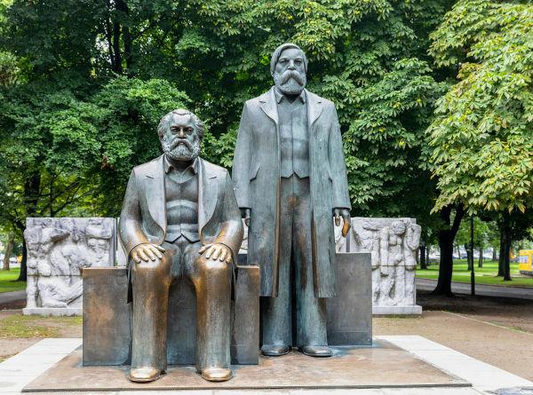 Engels, som dukker opp i denne stående statuen, lanserte sammen med Marx to bøker som tar for seg klassebevissthet. [1]