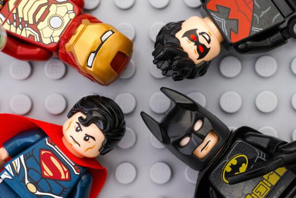 Supermann, Iron Man, Batman og Nightwing Legofigurer.