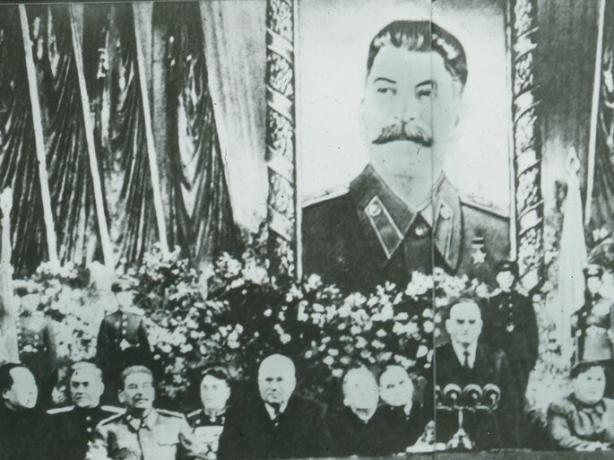 Дань уважения Сталину в день его рождения в 1949 году.