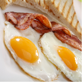 Egg and bacon are foods rich in cholesterol