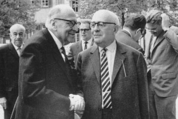 นักปรัชญาและนักสังคมวิทยาของโรงเรียนแฟรงค์เฟิร์ต Adorno และ Horkheimer ได้บัญญัติศัพท์คำว่า "มวลชน"