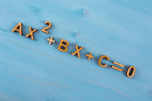 Η τετραγωνική εξίσωση είναι ένα παράδειγμα πολυωνυμικής εξίσωσης.