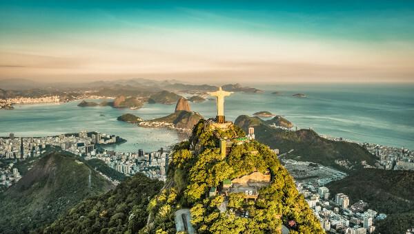 Luchtfoto van Rio de Janeiro met het landschap van Christus de Verlosser en Corcovado.