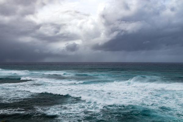 Storm over de oceaan. De kracht van de wind kan catastrofale gebeurtenissen veroorzaken.