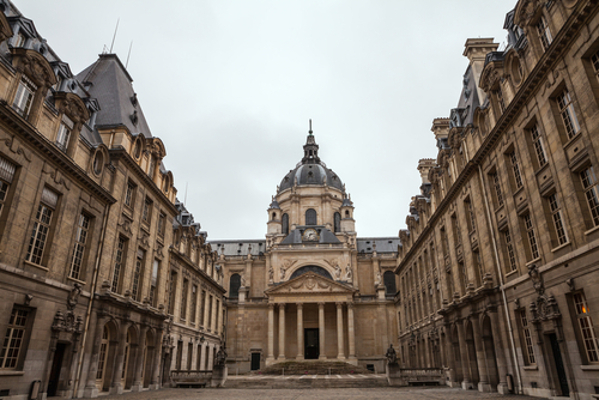 В средние века Парижский университет выделялся своими исследованиями в области теологии и искусств *