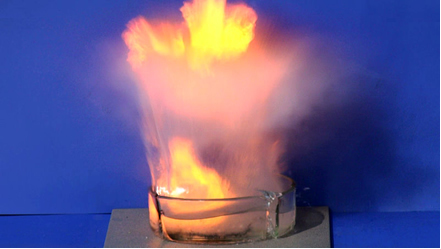 Бурна реакција између натријума и воде разбија стаклену посуду *