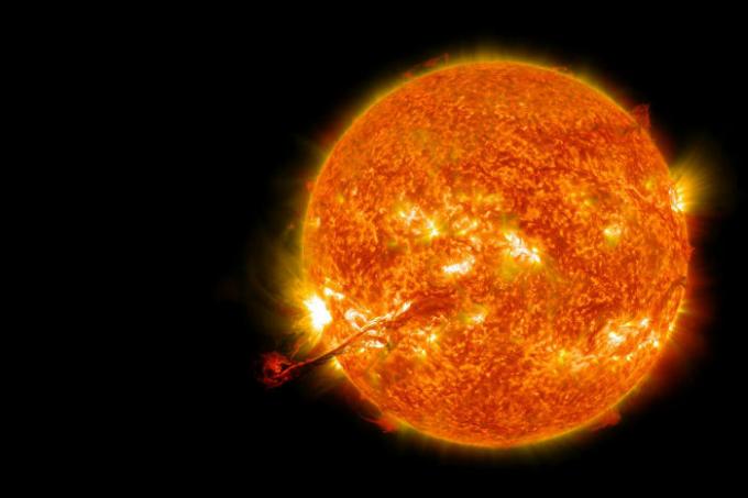 Iako je predstavljeno u crvenkastim tonovima, Sunce je, gledajući ga izvan Zemlje, bijelo.