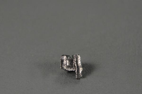 레늄의 작은 금속 샘플.
