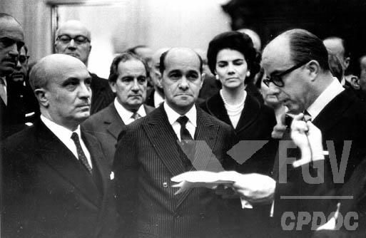 Tancredo Neves (in der Mitte) war einer der führenden Politiker der Vierten Republik und hatte zwei große politische Krisen zu bewältigen. [1]