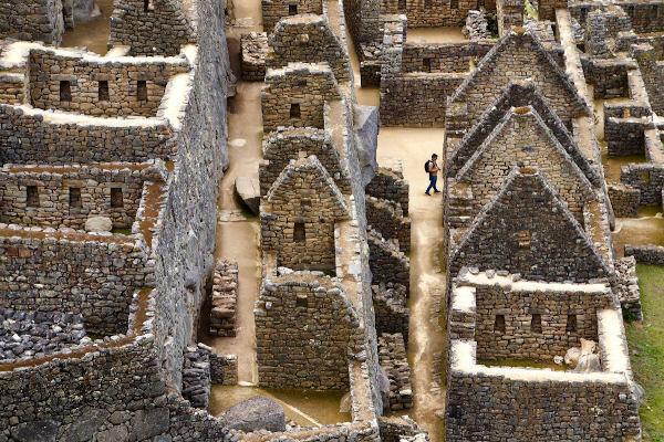 มุมมองทางอากาศของสิ่งก่อสร้างหินในซากปรักหักพังของเมือง Machu Picchu