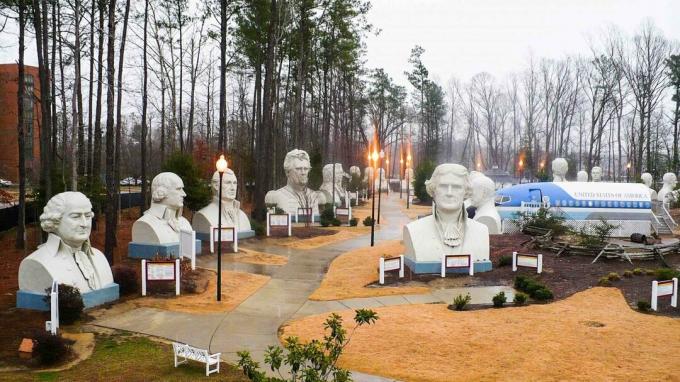 Campo Sinister מציג 43 פסלי ענק של נשיאי ארה"ב לשעבר