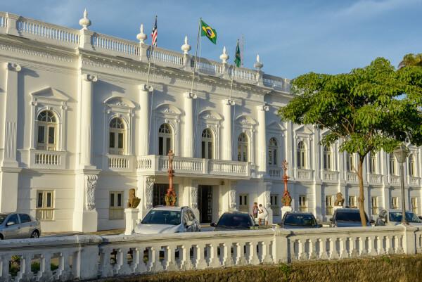 A Palácio dos Leões előtt, Maranhão kormányának székhelyén.