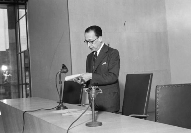 Manuel Bandeira pada tahun 1955. Foto: Arsip Nasional