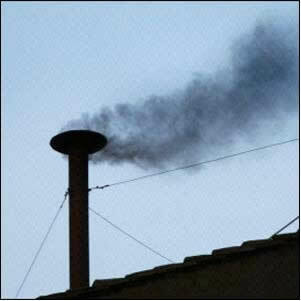 تنتشر الغازات المنبعثة من المداخن و " تضيع" في هواء الغلاف الجوي ، لأن حجم الهواء أكبر بكثير من حجم الدخان.