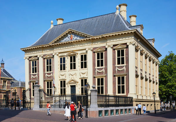 Casa lui Mauritius Nassau, cunoscută sub numele de Mauritshuis, a fost transformată într-o galerie de artă.