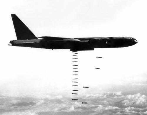 Самолет B-52, хвърлящ бомби по време на войната във Виетнам