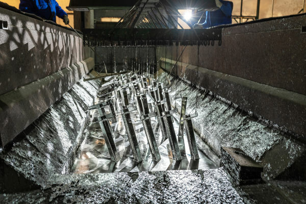 Galvaniseringsprosess av metallkonstruksjoner i sinkbad.
