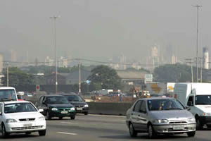 La brume sombre en arrière-plan correspond à la pollution générée par l'essence
