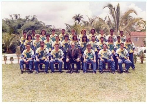 Zawodniczki reprezentacji Brazylii, które brały udział w Mistrzostwach Świata Kobiet w 1995 roku wraz ze sztabem szkoleniowym drużyny. [2]