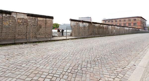 Фрагмент великої Берлінської стіни, символу холодної війни та залізної завіси.