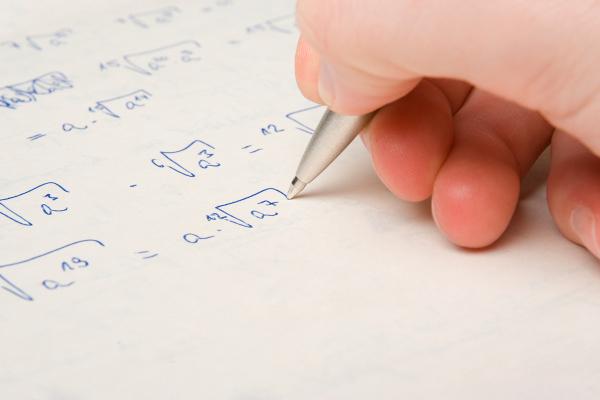 Irracionális egyenletek: lépésről lépésre megoldásra
