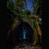 En australsk tunnel udsender et blåligt skær i mørket.